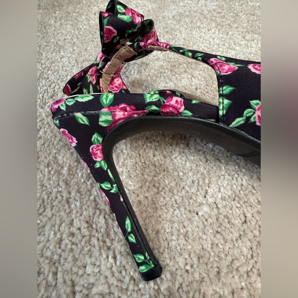 Betsey Johnson black w/ pink roses sling back pointy toe pumps w/ bows (4” heel) - Picture 11 of 11